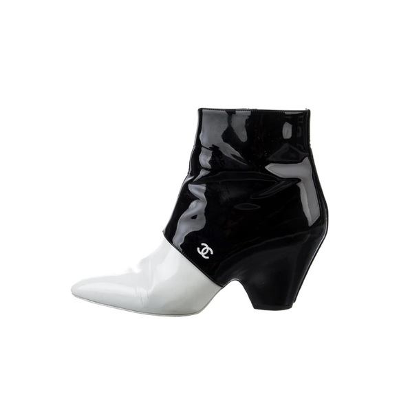 Chanel
2020 Interlocking CC Logo Boots - Picture 1 of 8